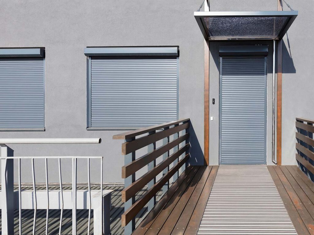 Installation de rideau métallique, volet roulant et store